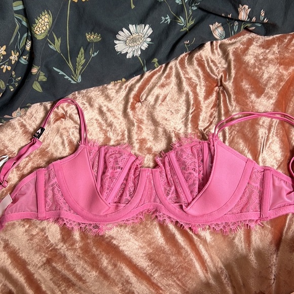 34B Victoria Secret (Never Worn) Pink Lace Unlined Bra - Picture 4 of 4